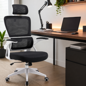 Cadeira para home office ergonômica em uma mesa de trabalho iluminada